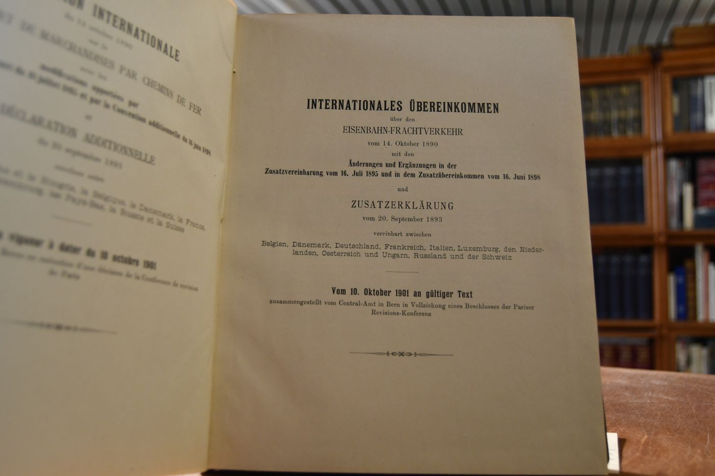 Internationales Übereinkommen über den Eisenbahnfrachtverkehr vom 14. Oktober 1890 mit den Änderungen und Ergänzungen in der Zusatzvereinbarung vom 16. Juli 1895 und in dem Zusatzabkommen vom 16. Juni 1898 und Zusatzerklärung vom 20. September 1893 vereinbart zwischen Belgien, Dänemark, Deutschland, Frankreich, Italien, Luxemburg, den Niederlanden, Oesterreich und Ungarn, Russland und der Schweiz. Vom 10. Oktober 1901 an gültiger Text zusammengestellt vom Central-Amt in Bern in Vollziehung eines Beschlusses der Pariser Revisions-Kommission.