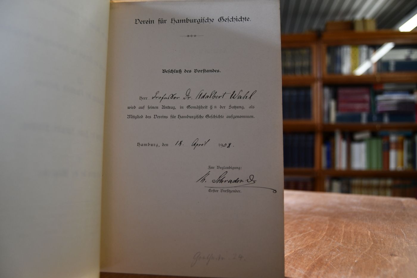 Satzung des Vereins für Hamburgische Geschichte, Geschäftsordnung des Vereins für Hamburgische Geschichte, Verfassung der Theobald-Stiftung, Verfassung der Hans-Speckter-Stiftung, Nachrichten für Mitglieder. (Stand 1903) Beiliegend ein Zettel mit der Veränderten Fassung der §§ 30-33 der Geschäftsordnung (nach dem Beschluß der Mitgliederversammlung vom 13. Januar 1908). Ebenfalls beiliegend ein vom Vorsitzenden Theodor Schrader unterschriebener Aufnahmebeschluß vom 18. April 1908 für Professor Dr. Adalbert Wahl und dessen Mitgliedskarte.