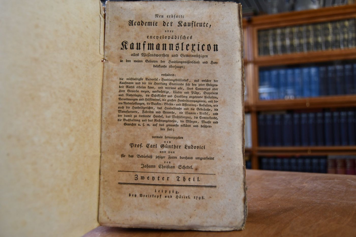 Neu eröfnete Academie der Kaufleute, oder encyclopädisches Kaufmannslexicon alles Wissenswerthen und Gemeinnützigen in den weiten Gebieten der Handlungswissenschaft und Handelskunde überhaupt; enthaltend die reichhaltigste Universal-Handlungsbibliothek, aus welcher der Kaufmann und der die Handlung Studirende sich bey jeder Gelegenheit Raths erholen kann, und worinne alle, ihres Comerzes oder ihrer Gewerbe wegen merkwürdige, Länder und Plätze, Stapelorte und Niederlagen, die Schifffahrt und Handlung angehende Anstalten, Verordnungen und Hülfsmittel, die großen Handelscompagnieen, und deren Niederlassungen, Die Banken- Börsen- und Assecuranz-Anstalten, wie Manufacturen, Fabriken und Gewerbe, die Waaren-Artikel, und der damit zu treibende Handel, das Wechselnegoce, die Comtoirkunde, die Buchhaltung und das Rechnungswesen, die Münzen, Maaße und Gewichte u.s.w. auf das genaueste erkläret und beschrieben sind; vormals herausgegeben von Prof. Carl Günther Ludovici und nun für das Bedürfnis jetziger Zeit durchaus umgearbeitet von Johann Christian Schedel. 2., 3. und 5. Teil (von 6).