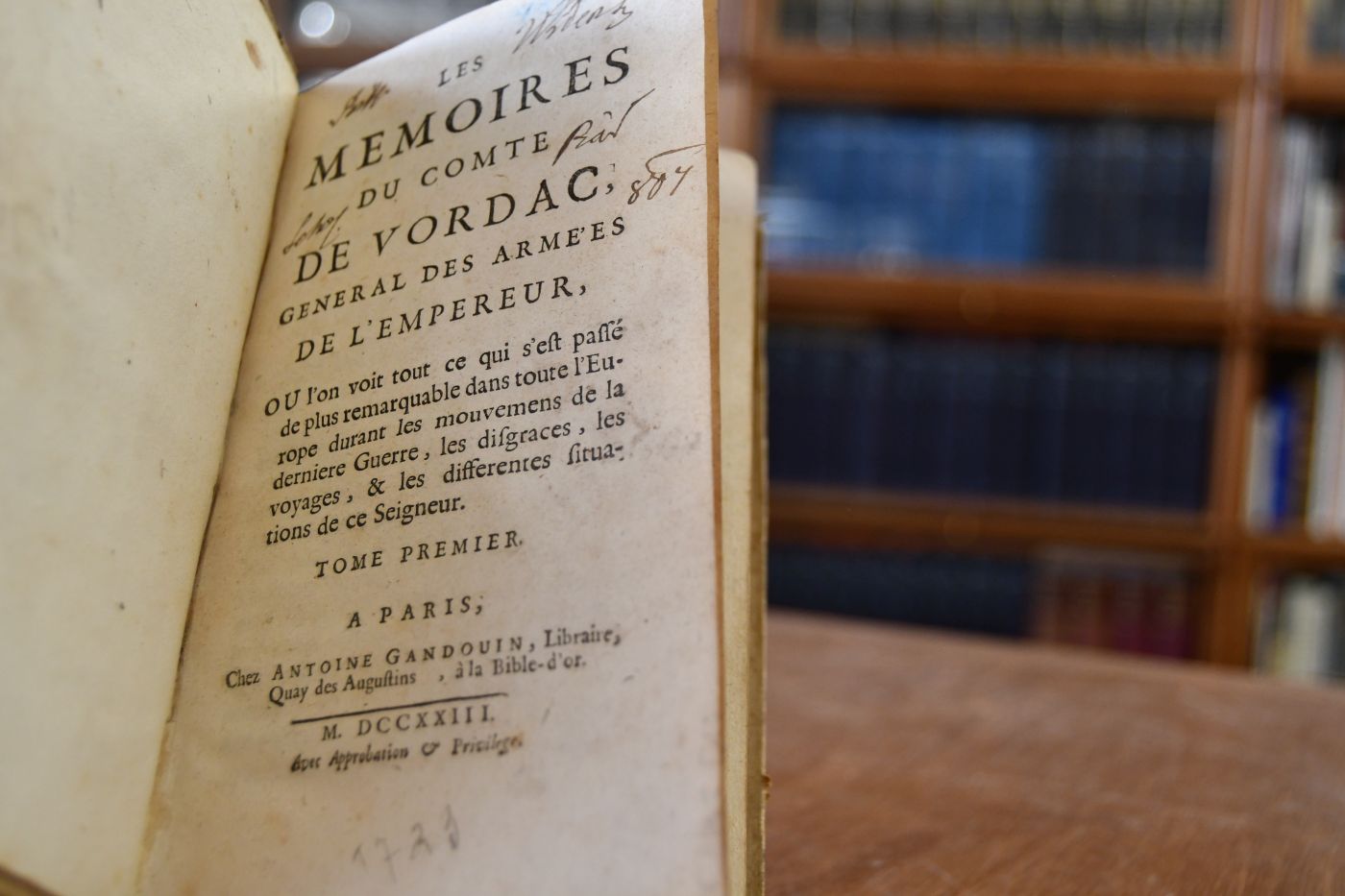 Les Memoires du comte de Vordac, general des armées de l`Empereur. Où l`on voit tout ce qui s`est passé de plus remarquable dans toute l`Europe durant les mouvemens de la dernière Guerre, les disgraces, les voyages, et les différentes situations de ce Seigneur. Bd. 1 (von 2).