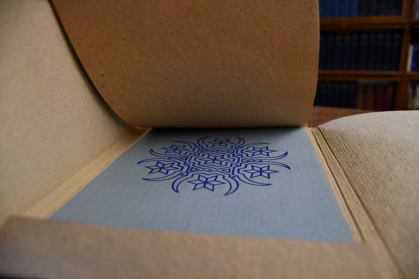 Kolam. Entwurf und Text Gerhard, Kalligraphie Daniel, Druck Rangaswamy/Lakshmanan.