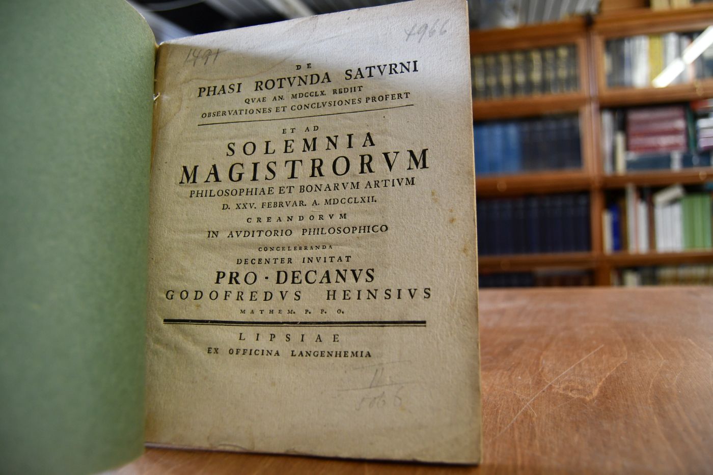 De Phasi Rotunda Saturni quae an. MDCCLX. rediit. Observationes et conclusiones profert et ad Solemnia magistrorum philosophiae et bonarum artium D. XXV. Februar. a MDCCLXII. creandorum decenter invitat Pro Decanus Godofredus Heinsius.