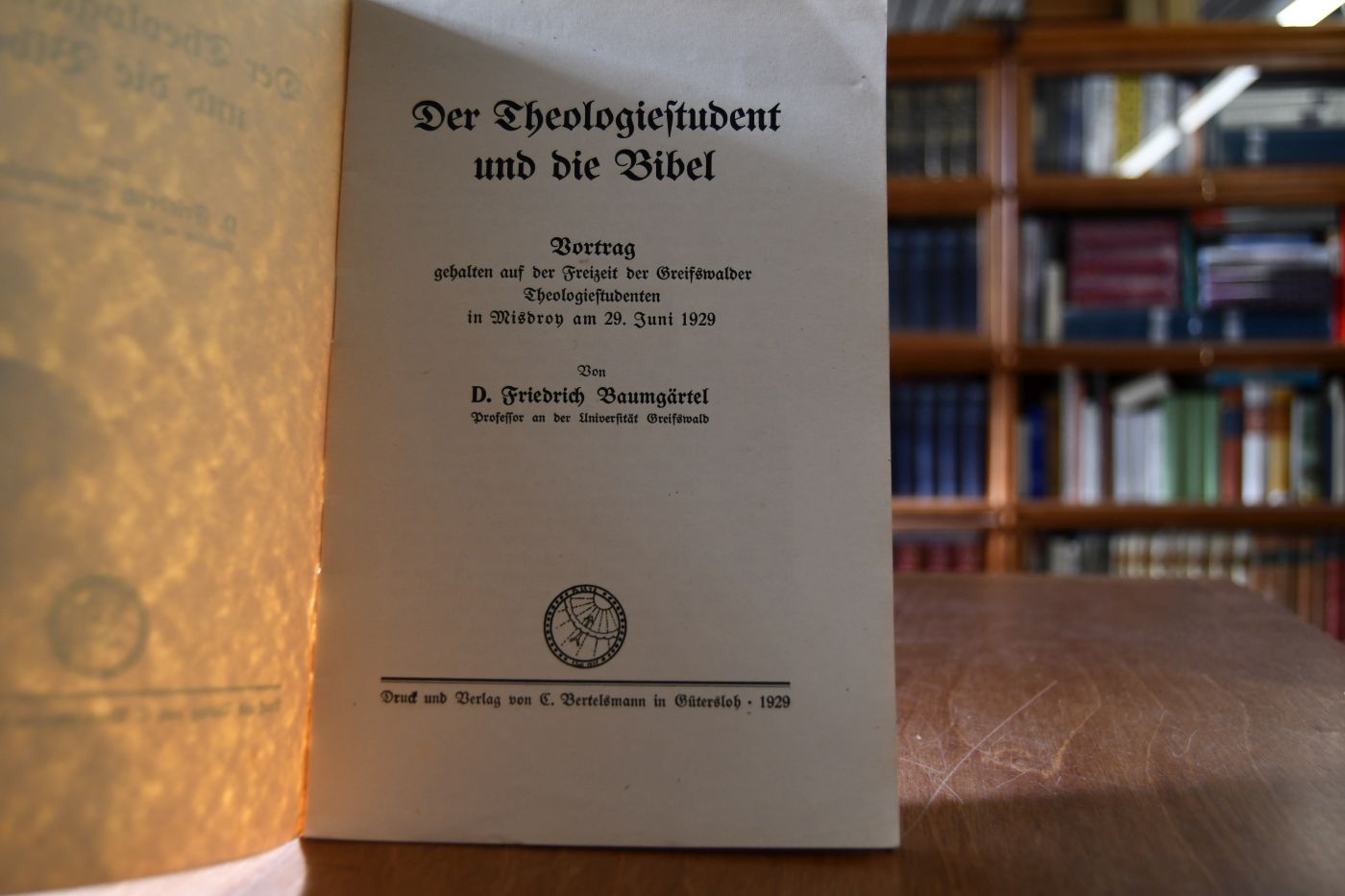 Der Theologiestudent und die Bibel.