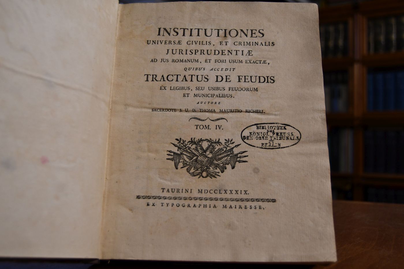 Institutiones universae civilis, et criminales Jurisprudentiae ad jus romanum, et fori usum exactae, qubius accedit tractatus de feudis es legibus, seu usibus feudorum et municioalibus. Tom IV (von VI) apart.