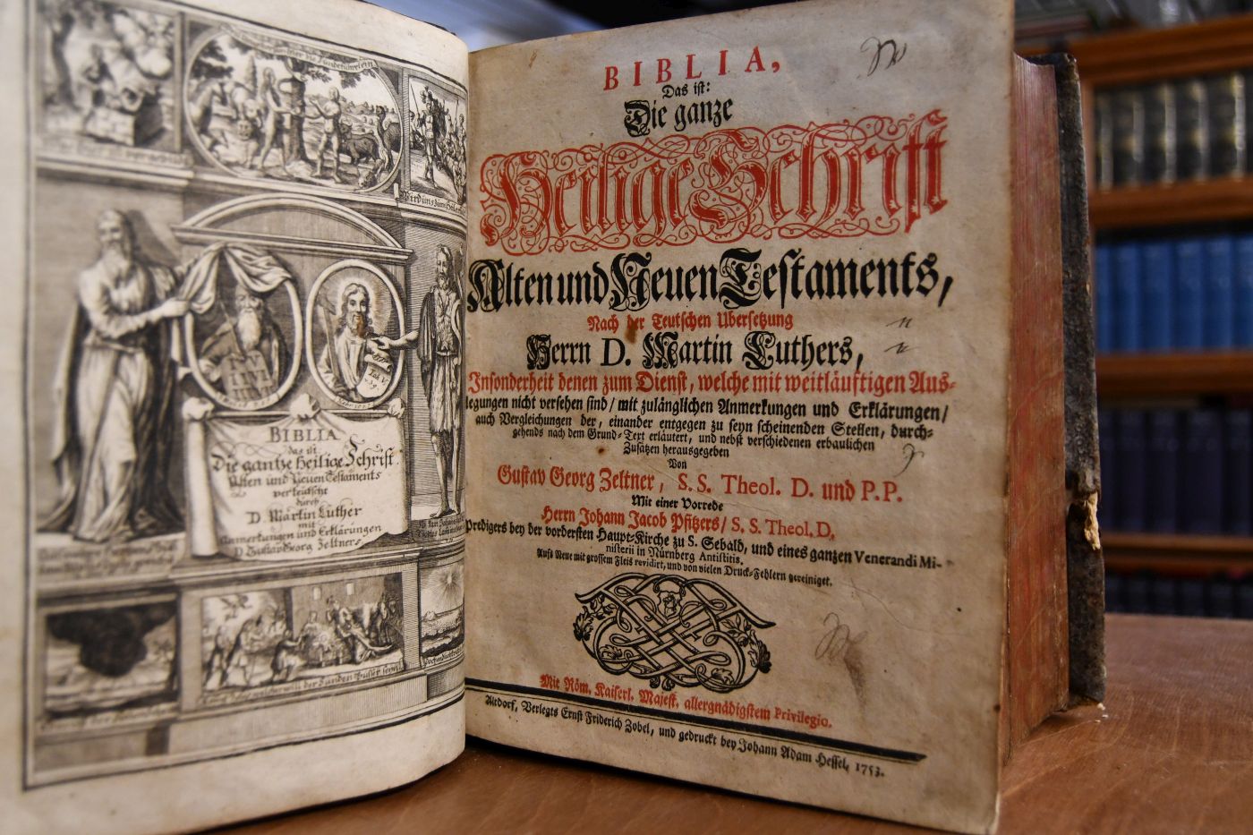 Biblia, Das ist Die ganze Heilige Schrift Alten und Neuen Testaments, Nach der Teutschen Übersetzung Herrn D. Martin Luthers, Insonderheit denen zum Dienst, welche mit weitläuftigen Auslegungen nicht versehen sind, mit zulänglichen Anmerkungen und Erklärungen, auch Vergleichungen der, einander entgegen zu seyn scheinenden Stellen, durchgehends nach dem Grund-Text erläutert, und nebst verschiedenen erbaulichen Zusätzen herausgegeben von Gustav Georg Zeltner, mit einer Vorrede Johann Jacob Pfitzers.