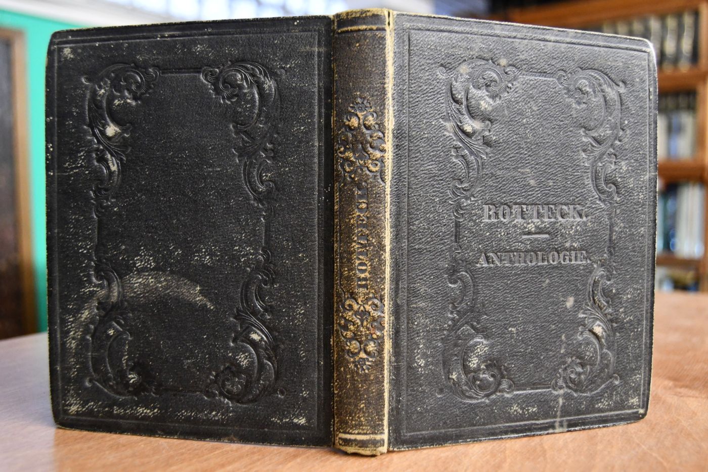 Geist aus Carl von Rotteck`s sämmtlichen Werken. Historische Fragmente u.s.w. 2 Teile in 1 Band. Mit der Biographie und dem Portrait des Verfassers.