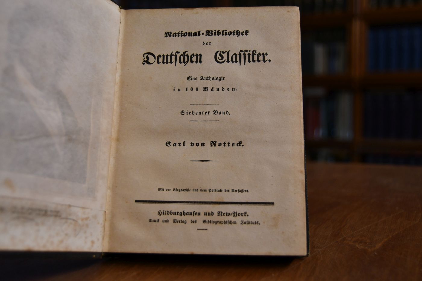 Geist aus Carl von Rotteck`s sämmtlichen Werken. Historische Fragmente u.s.w. 2 Teile in 1 Band. Mit der Biographie und dem Portrait des Verfassers.