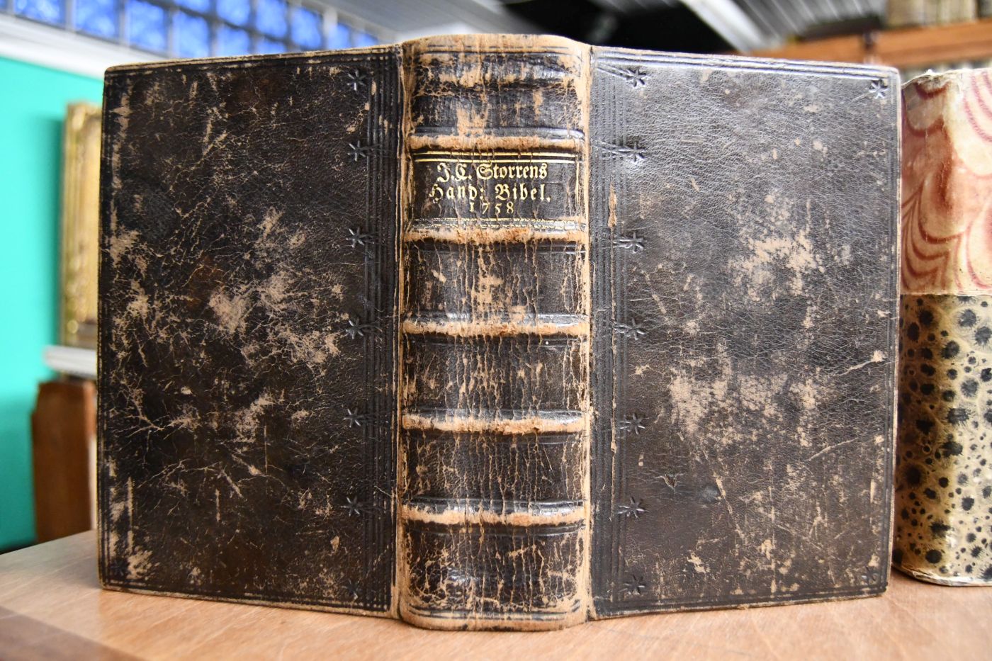 Die Bibel oder ganze heilige Schrift alten und neuen Testaments nach der Uebersetzung Martin Luthers samt dessen Vorrede über die Epistel an die Römer wie auch achzig neue Vorreden über alle und jede biblische Bücher und einer Anleitung zum heilsamen Gebrauch des Wortes Gottes.