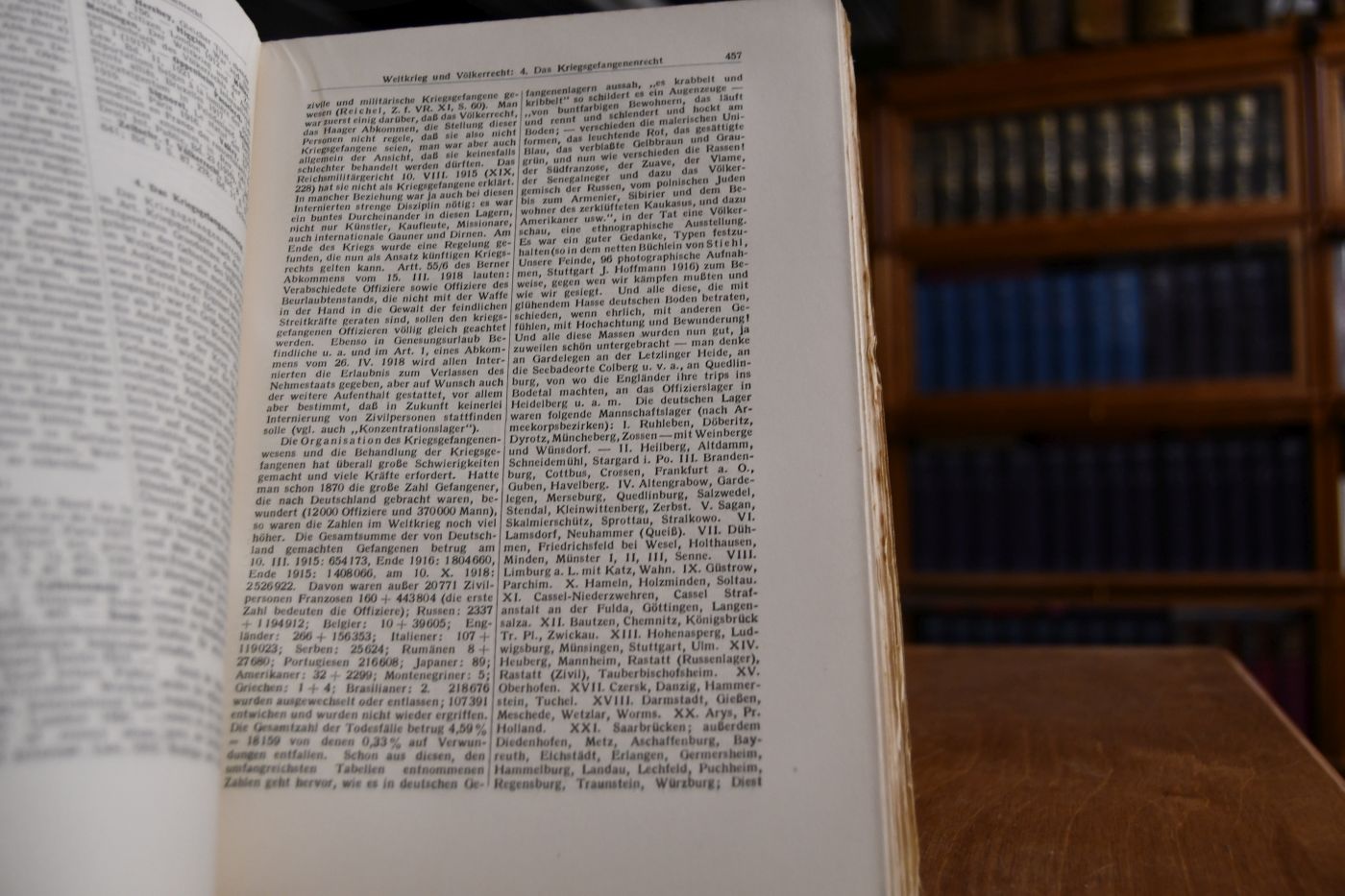Wörterbuch des Völkerrechts und der Diplomatie. 17. bis 23. Lieferung (Band III Bogen 25-83). 3 Bde. Weltkrieg, Diplomatische Vorgeschichte - Weltgerichtshof, Sachverzeichnis und Mitarbeiterregister).