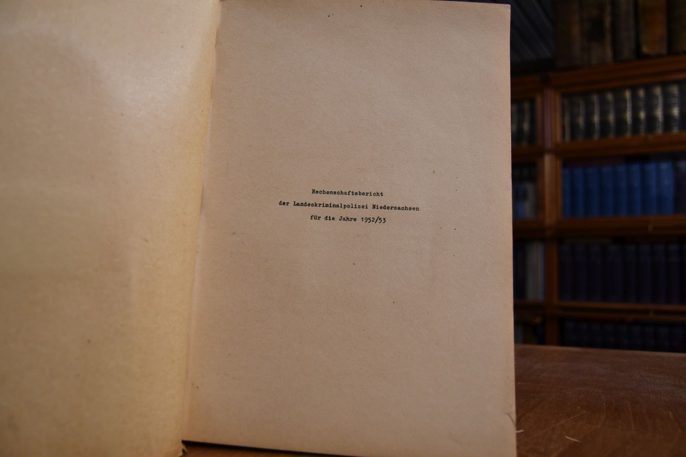 Rechenschaftsbericht der Landeskriminalpolizei Niedersachsen für die Jahre 1952/53.