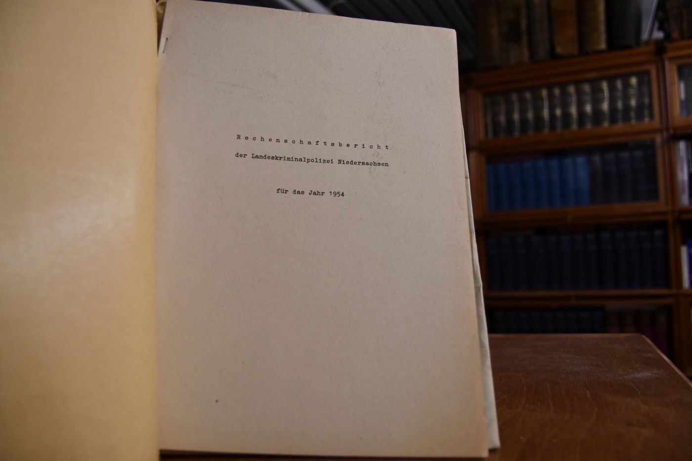 Rechenschaftsbericht der Landeskriminalpolizei Niedersachsen für das Jahr 1954.