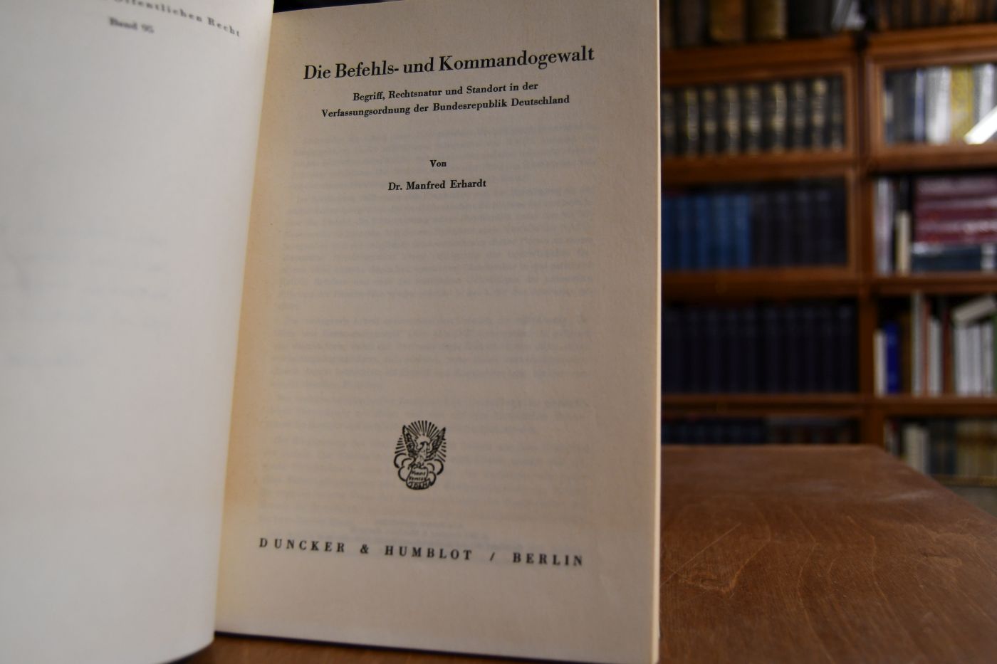 Die Befehls- und Kommandogewalt. Begriff, Rechtsnatur und Standort in der Verfassungsordnung der Bundesrepublik Deutschland.