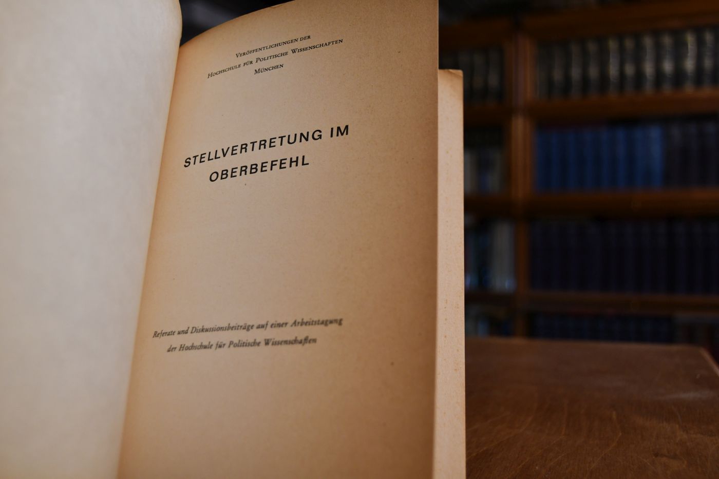 Foto des Verkäufers Stellvertretung im Oberbefehl ; Referate und Diskussionsbeiträge auf einer Arbeitstagung der Hochschule für Politische Wissenschaften.