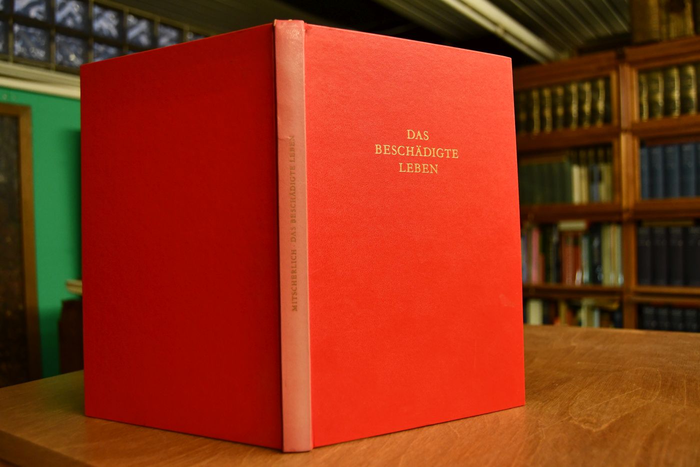 Das beschädigte Leben. Diagnose und Therapie in einer Welt unabsehbarer Veränderungen. Symposion in der Bayerischen Akademie der Wissenschaften in München am 21. und 22. März 1969.