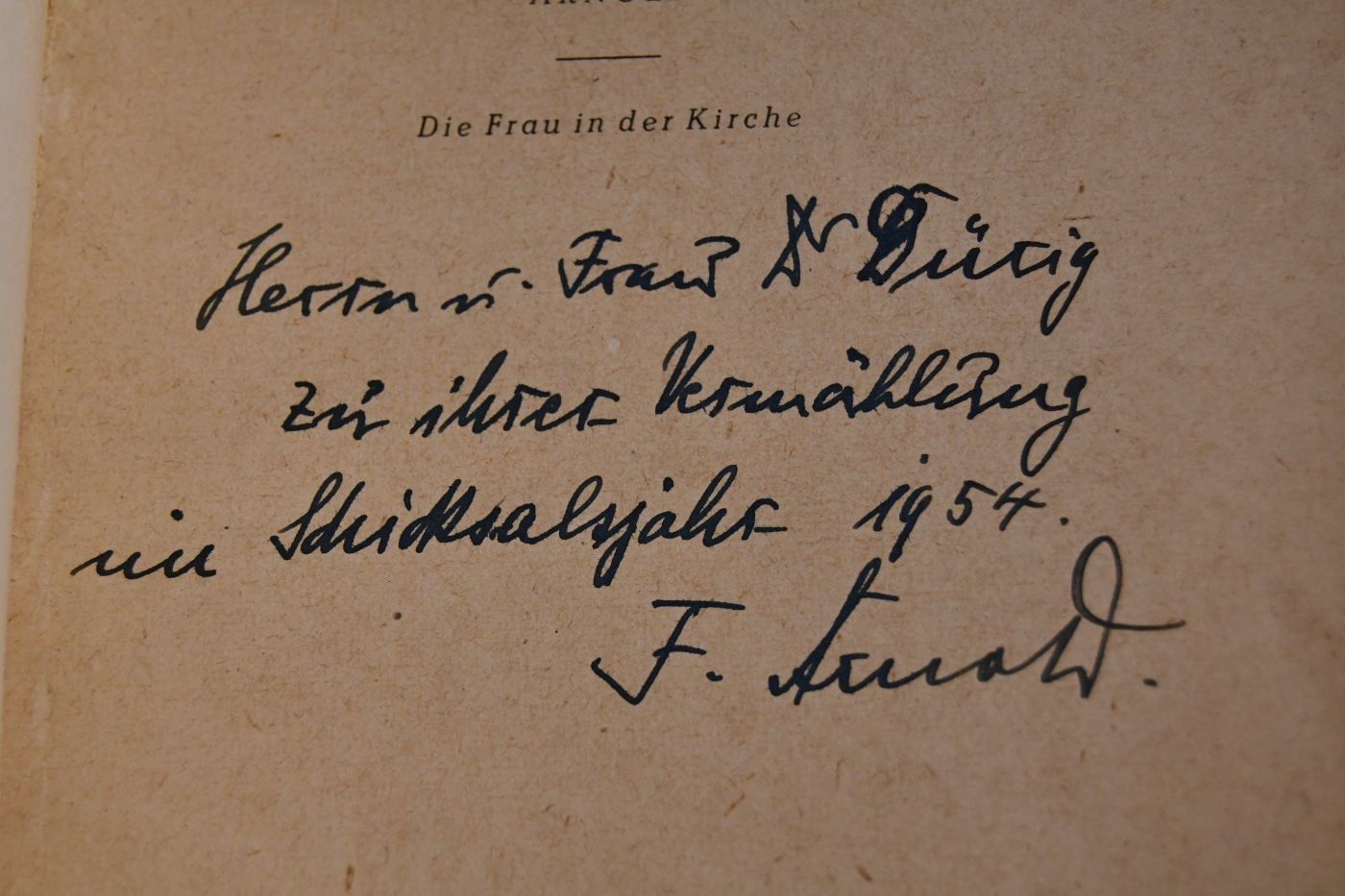 Die Frau in der Kirche.