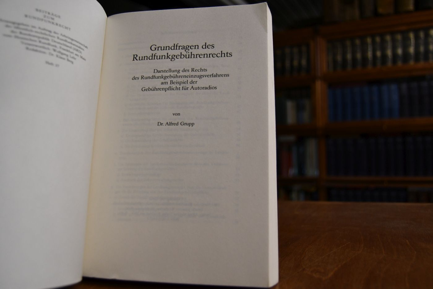 Grundfragen des Rundfunkgebührenrechts. Darstellung des Rechts des Rundfunkgebühreneinzugsverfahrens am Beispiel der Gebührenpflicht für Autoradios.