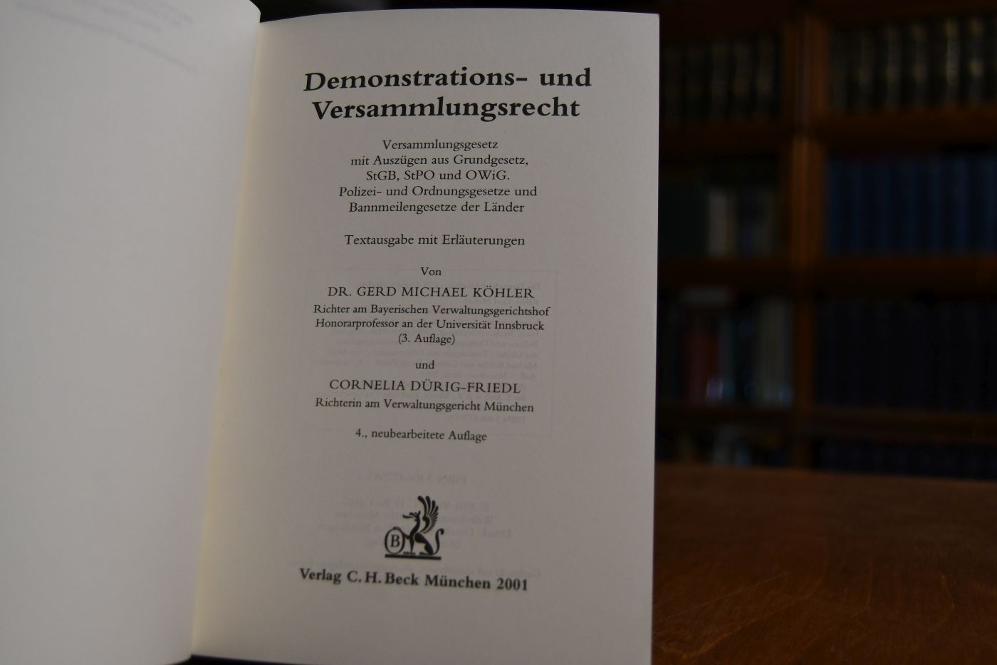 Demonstrations- und Versammlungsrecht. Versammlungsgesetz mit Auszügen aus Grundgesetz, StGB, StPO und OWiG, Polizei- und Ordnungsgesetze und Bannmeilengesetze der Länder ; Textausgabe mit Erläuterungen.