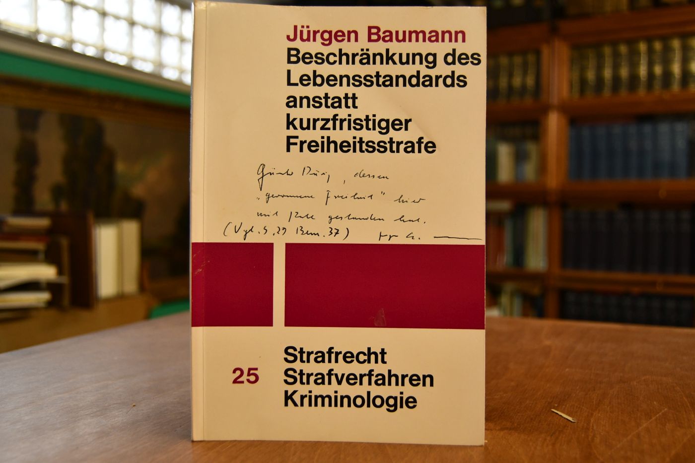 Beschränkung des Lebensstandards anstatt kurzfristiger Freiheitsstrafe.