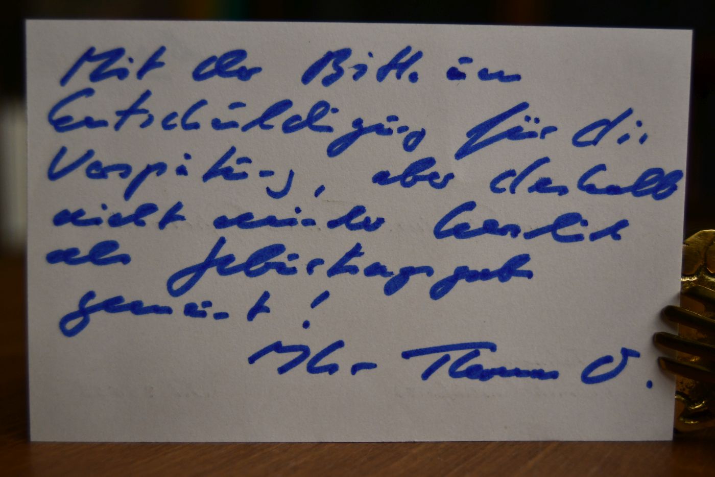 Visitenkarte von Thomas Oppermann. Rückseitig von ihm mit einem handschriftlichen Geburtstagsgruß. Aus der Bibliothek von Günter Dürig..