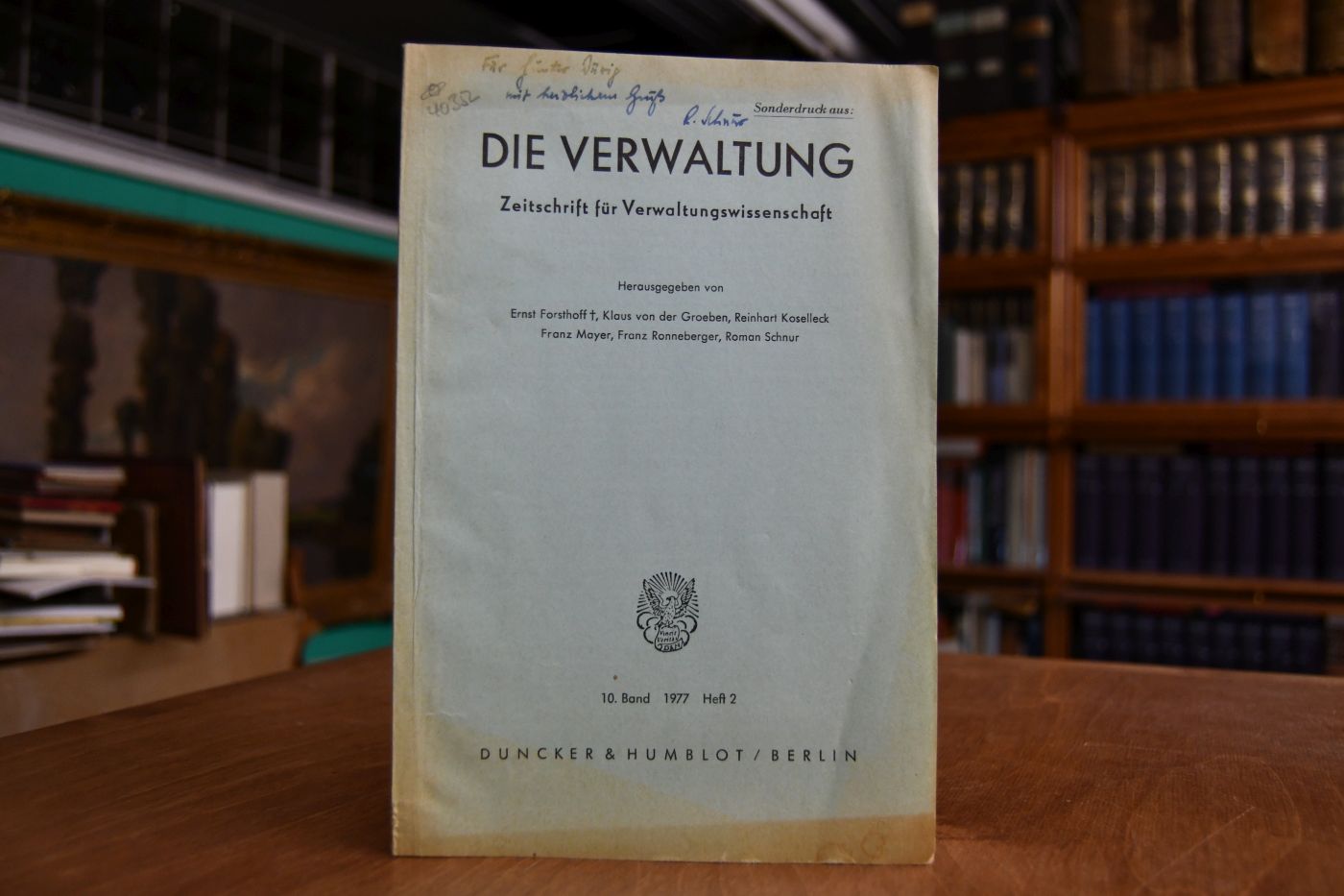 Privileg der Juristen in der Verwaltung. Bemerkungen zu einer falsch gestellten Frage.