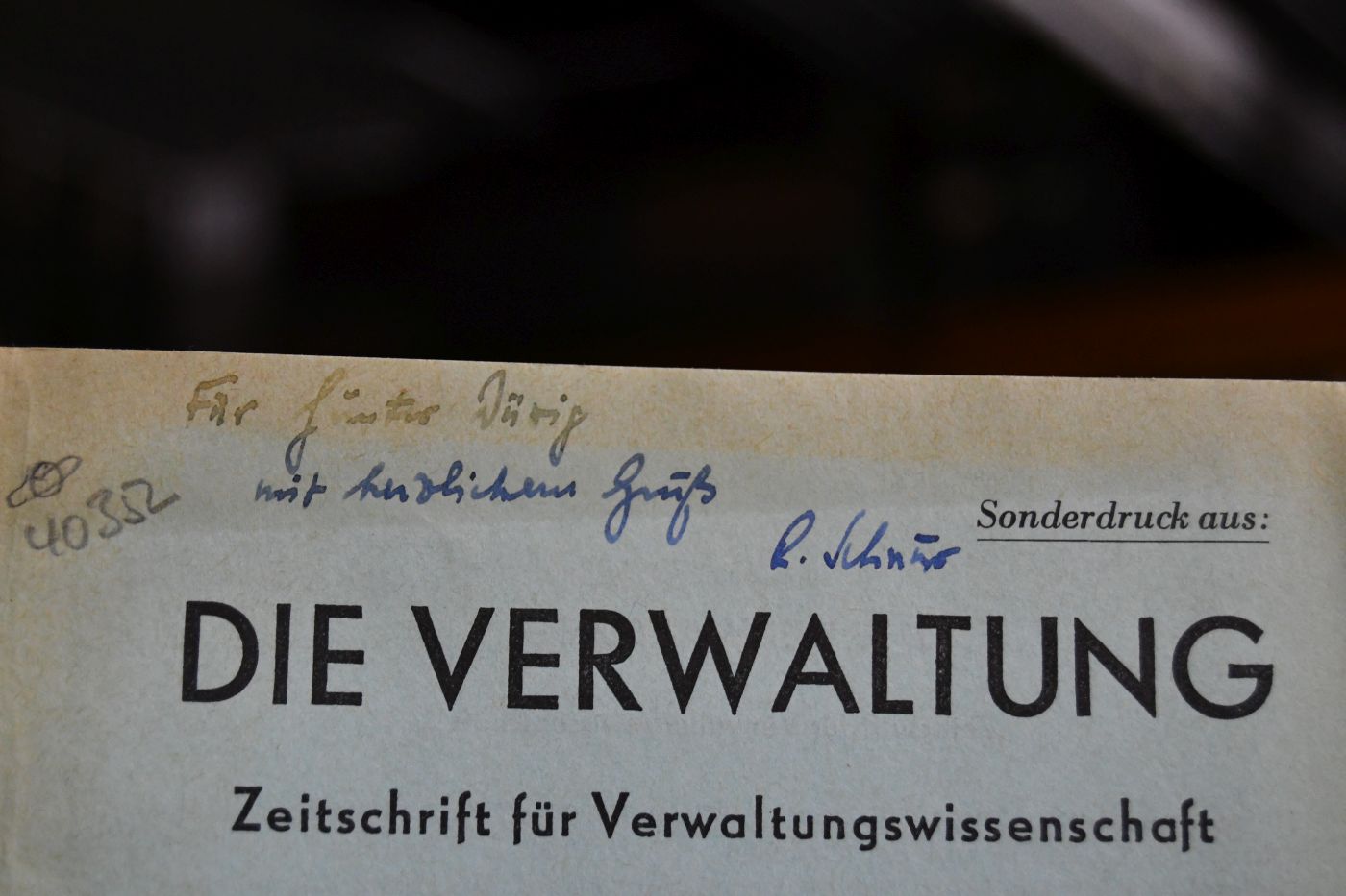 Privileg der Juristen in der Verwaltung. Bemerkungen zu einer falsch gestellten Frage.