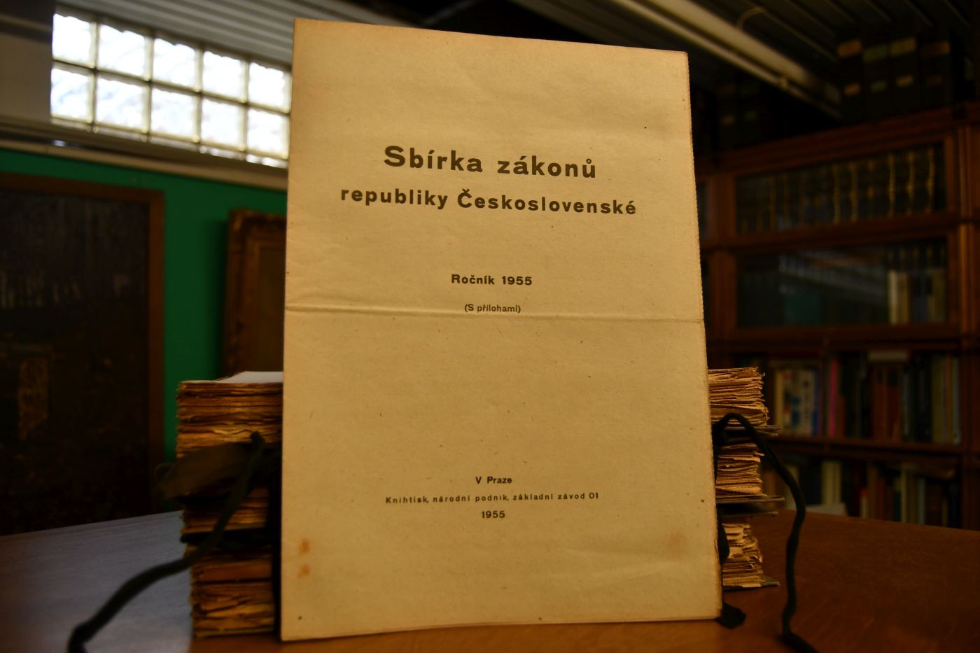 Sbirka zakonu republiky Ceskoslovenske. Rocnik 1951-1956. 3 Sammelmappen a 2 Jahrgänge.