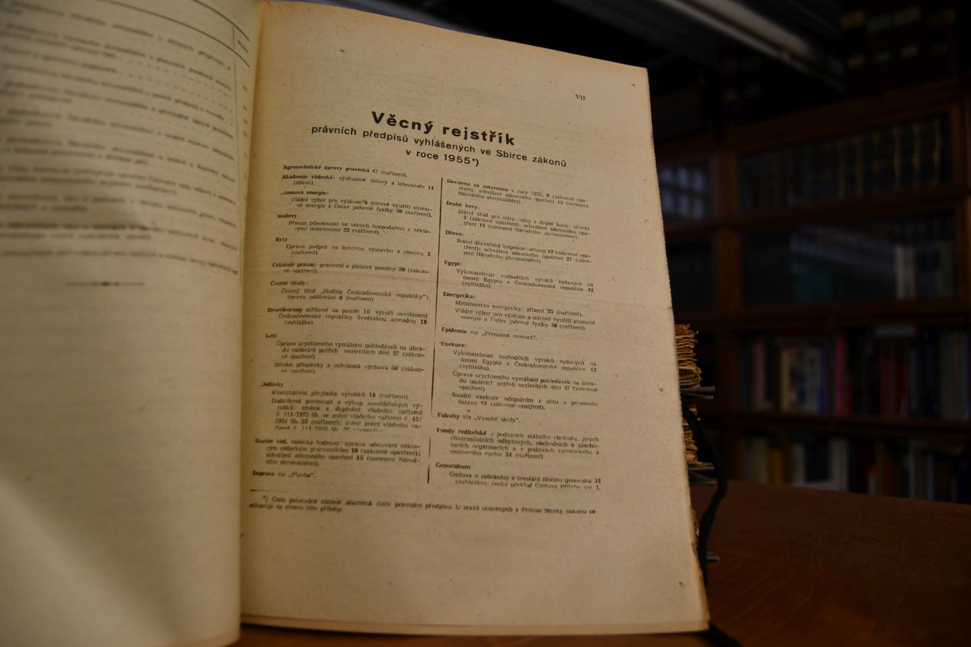 Sbirka zakonu republiky Ceskoslovenske. Rocnik 1951-1956. 3 Sammelmappen a 2 Jahrgänge.