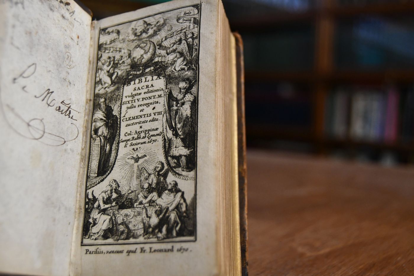 Biblia Sacra Vulgatae Editionis, Sixti V. Pont. M. jussu recognita, et Clementis VIII. auctoritate edita. Col Aggripppinae. Sumpt. Bath. ab Egmont & Sociorum. Bd. 1 (von 6) 5 Bücher Mose.
