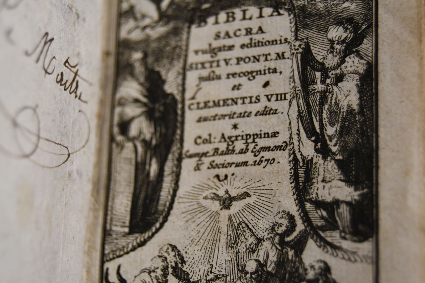 Biblia Sacra Vulgatae Editionis, Sixti V. Pont. M. jussu recognita, et Clementis VIII. auctoritate edita. Col Aggripppinae. Sumpt. Bath. ab Egmont & Sociorum. Bd. 1 (von 6) 5 Bücher Mose.