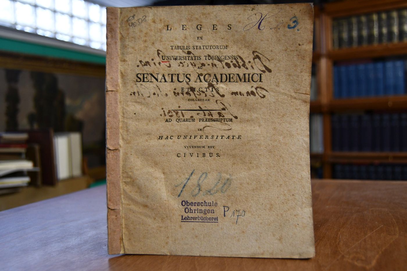 Leges Ex Tabulis Statutorum Universitatis Tubingensis Ac Senatus Academici Edictis Collectae Ad Quarum Praescriptum In Hac Universitate Vivendum Est Civibus. Beigebunden Kurzer Auszug aus den Statuten und anderen Ordnungen der Universität Tübingen so ferne solche Studiosos betreffen, 1796; Anhang zu den Statuten auf Gn. Befehl Serenissimi publicirt A. 1770, Königl. Edict, die Schulden der Studierenden betreffend, d.d. 24. Febr. 1808, Königl. Verordnung vom 15. September 1808. Die Entfernung der die Vorlesungen der Professoren nicht besuchenden Studierenden von der Königl. Universität in Tübingen betreffend, Königliche Verornung, die Preiß-Aufgaben, Preiß-Bewerbung und Preiß-Austheilung an hiesige Studirende betreffend, d.d. 1. Mart. 1812, Auszug aus der Königlichen Verordnung vom 26. Nov. 1819, die Studirenden auf der Universität Tübingen betreffend, Höchste Verordnung vom 1./6. März 1820.