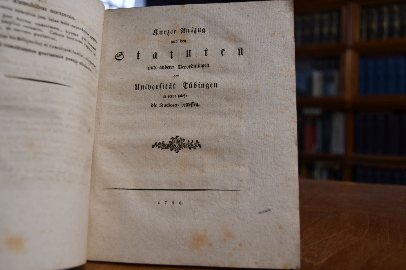 Leges Ex Tabulis Statutorum Universitatis Tubingensis Ac Senatus Academici Edictis Collectae Ad Quarum Praescriptum In Hac Universitate Vivendum Est Civibus. Beigebunden Kurzer Auszug aus den Statuten und anderen Ordnungen der Universität Tübingen so ferne solche Studiosos betreffen, 1796; Anhang zu den Statuten auf Gn. Befehl Serenissimi publicirt A. 1770, Königl. Edict, die Schulden der Studierenden betreffend, d.d. 24. Febr. 1808, Königl. Verordnung vom 15. September 1808. Die Entfernung der die Vorlesungen der Professoren nicht besuchenden Studierenden von der Königl. Universität in Tübingen betreffend, Königliche Verornung, die Preiß-Aufgaben, Preiß-Bewerbung und Preiß-Austheilung an hiesige Studirende betreffend, d.d. 1. Mart. 1812, Auszug aus der Königlichen Verordnung vom 26. Nov. 1819, die Studirenden auf der Universität Tübingen betreffend, Höchste Verordnung vom 1./6. März 1820.