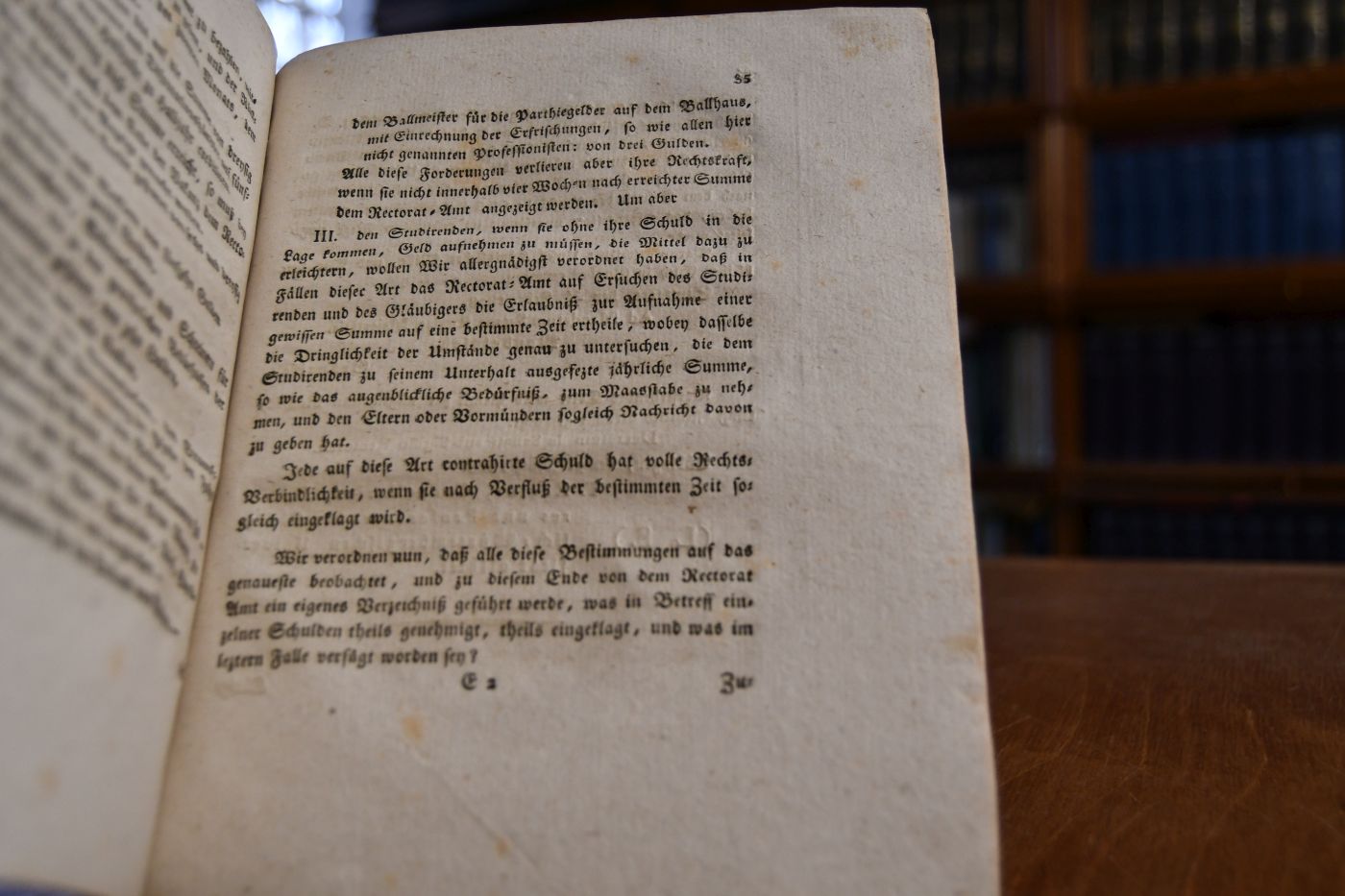 Leges Ex Tabulis Statutorum Universitatis Tubingensis Ac Senatus Academici Edictis Collectae Ad Quarum Praescriptum In Hac Universitate Vivendum Est Civibus. Beigebunden Kurzer Auszug aus den Statuten und anderen Ordnungen der Universität Tübingen so ferne solche Studiosos betreffen, 1796; Anhang zu den Statuten auf Gn. Befehl Serenissimi publicirt A. 1770, Königl. Edict, die Schulden der Studierenden betreffend, d.d. 24. Febr. 1808, Königl. Verordnung vom 15. September 1808. Die Entfernung der die Vorlesungen der Professoren nicht besuchenden Studierenden von der Königl. Universität in Tübingen betreffend, Königliche Verornung, die Preiß-Aufgaben, Preiß-Bewerbung und Preiß-Austheilung an hiesige Studirende betreffend, d.d. 1. Mart. 1812, Auszug aus der Königlichen Verordnung vom 26. Nov. 1819, die Studirenden auf der Universität Tübingen betreffend, Höchste Verordnung vom 1./6. März 1820.