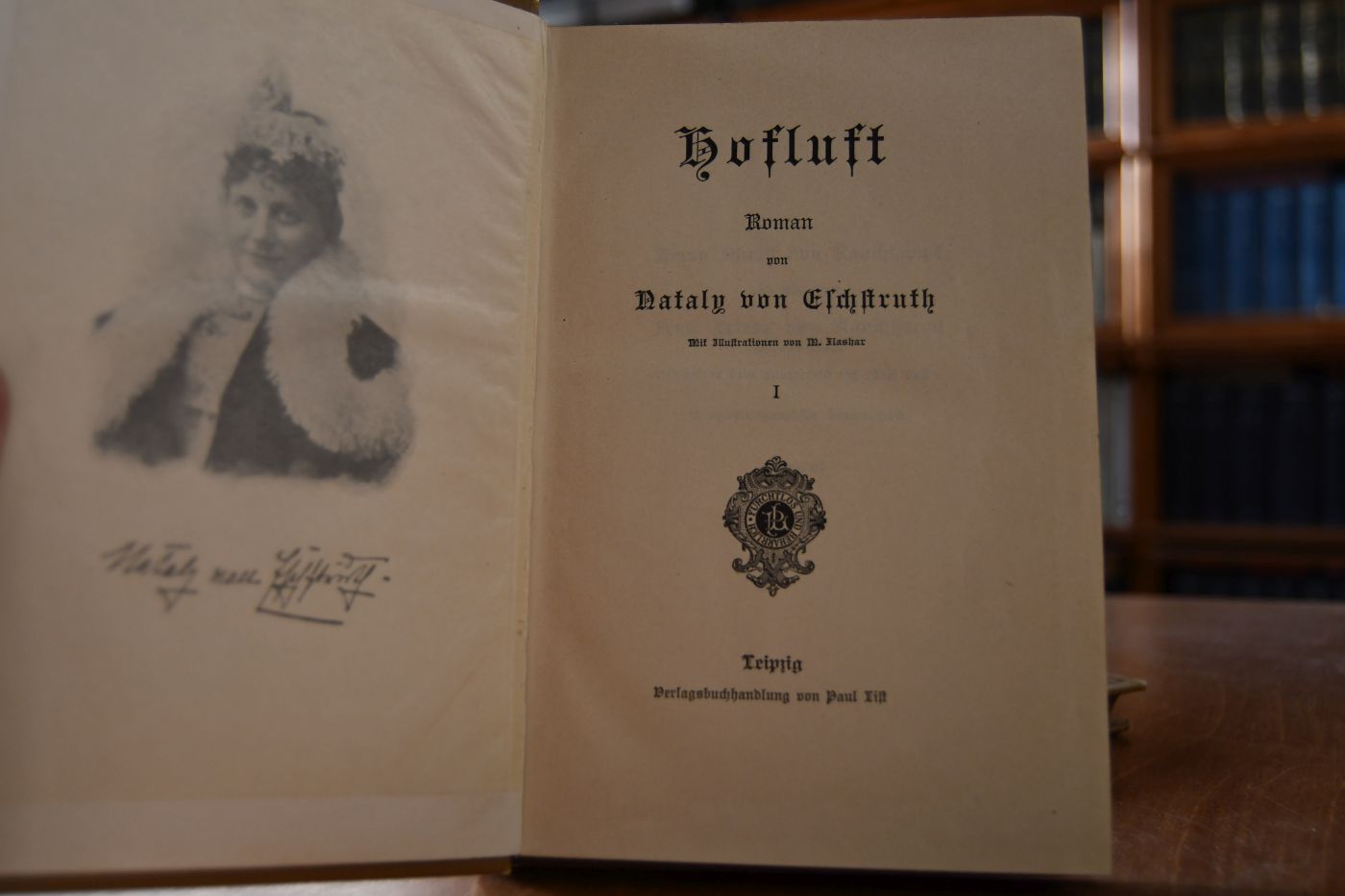 Hofluft. Roman. Mit Illustrationen von M. Flashar. 2 Bde. (komplett).