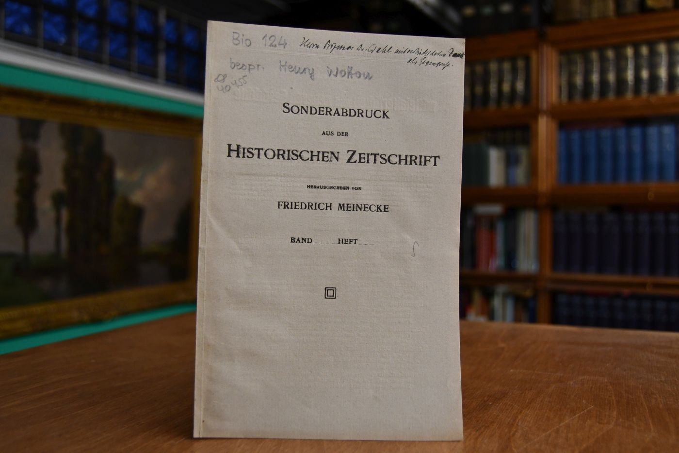 Buchbesprechung; The life and letters of Sir Henry Wotton. By Logan Pearsall Smith.