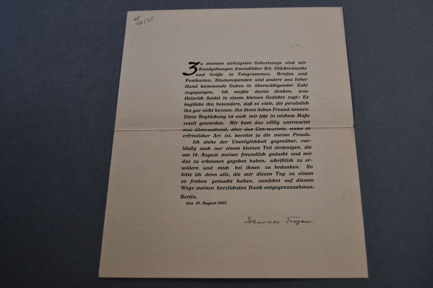 Gedruckte und handschriftlich unterschriebene Dankkarte des Danziger Schriftstellers Johann Trojan (1837-1915) anläßlich seines 70.Geburtstages.