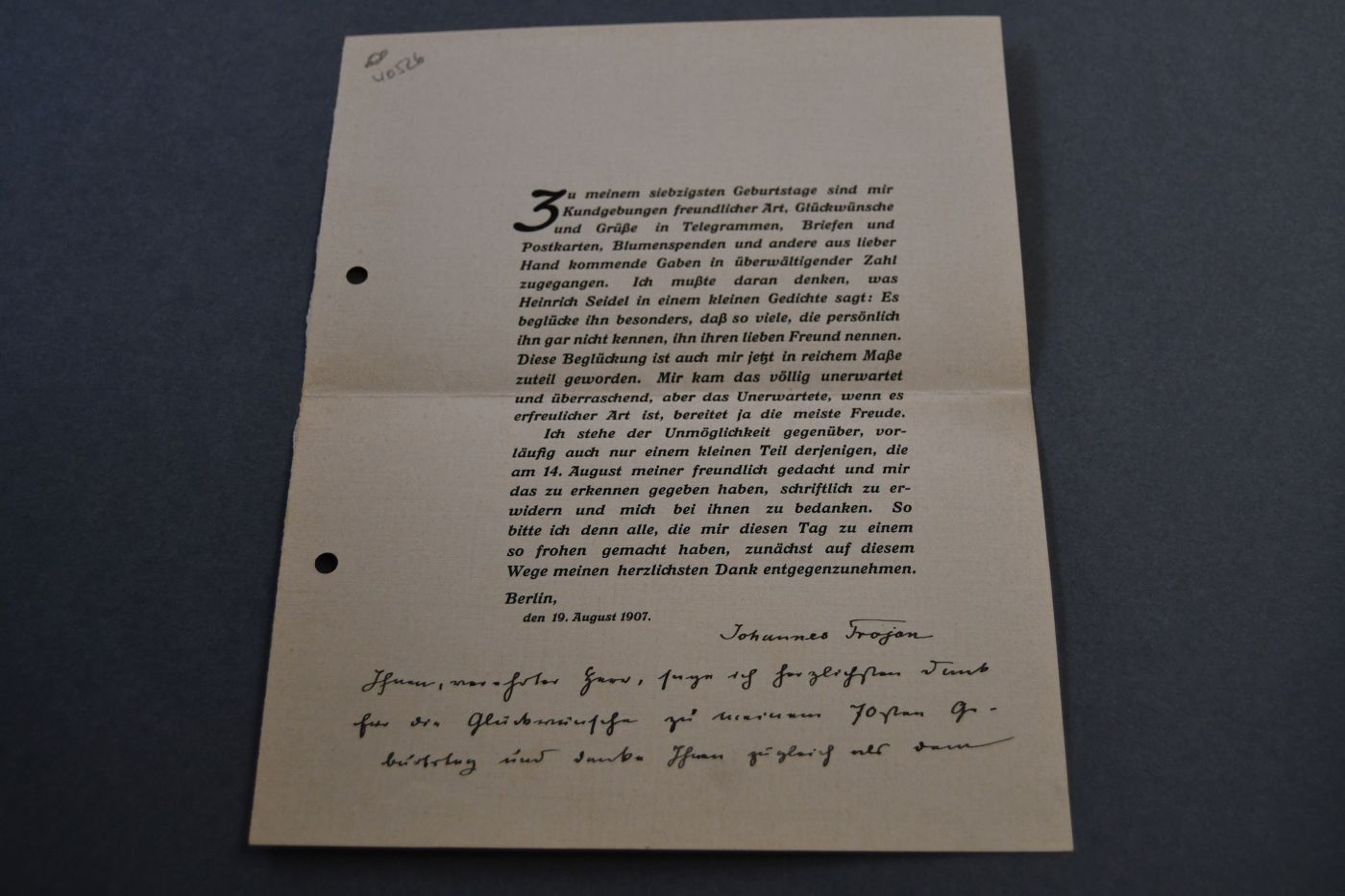 Gedruckte und handschriftlich unterschriebene Dankkarte des Danziger Schriftstellers Johann Trojan (1837-1915) anläßlich seines 70.Geburtstages. Darunter ein einseitiger handschriftlicher Brief, in dem er sich für die Ernennung zum korrespondierenden Mitglied der Naturforschenden Gesellschaft in Danzig bedankt.