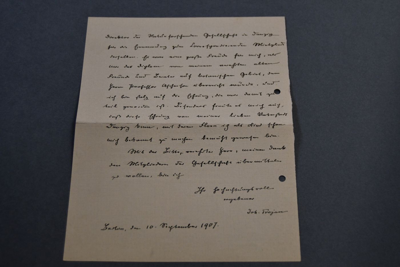 Gedruckte und handschriftlich unterschriebene Dankkarte des Danziger Schriftstellers Johann Trojan (1837-1915) anläßlich seines 70.Geburtstages. Darunter ein einseitiger handschriftlicher Brief, in dem er sich für die Ernennung zum korrespondierenden Mitglied der Naturforschenden Gesellschaft in Danzig bedankt.