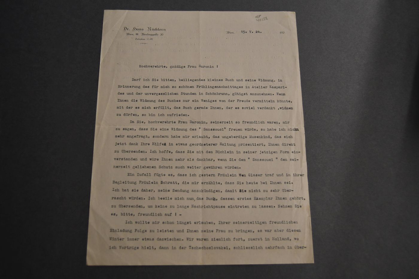Maschinenschriftlicher Brief des Journalisten und Dramaturgen Hans Nüchtern (1896 -1962) an eine ungenannte Baronin vom 15. Mai 1924.