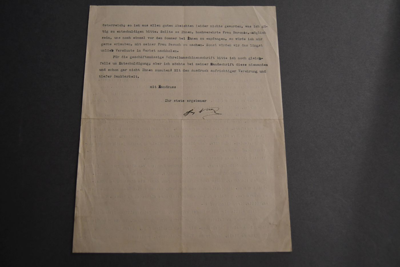 Maschinenschriftlicher Brief des Journalisten und Dramaturgen Hans Nüchtern (1896 -1962) an eine ungenannte Baronin vom 15. Mai 1924.