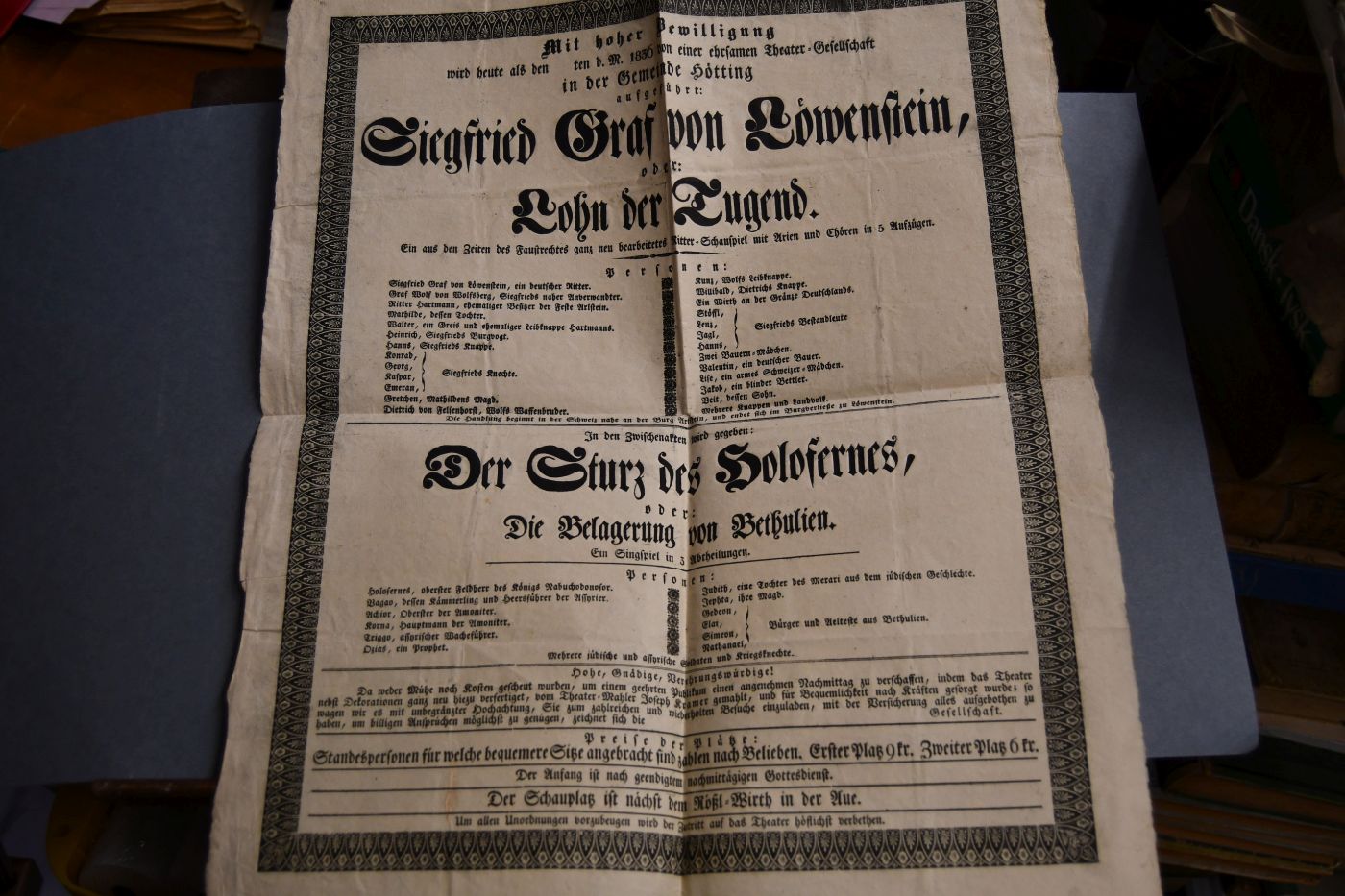 Mit hoher Bewilligung wird heute als den ten d.M. 1836 von einer ehrsamen Theater-Gesellschaft in der Gemeinde Hötting aufgeführt Siegfried Graf von Löwenstein oder Lohn der Tugend. Ein aus den Zeiten des Faustrechts ganz neu bearbeitetes Ritter-Schauspiel mit Arien und Chören in 5 Aufzügen. In den Zwischenakten wird gegeben Der Sturz des Holofernes, oder Die Belagerung von Bethulien. Ein Singspiel in 3 Abteilungen.