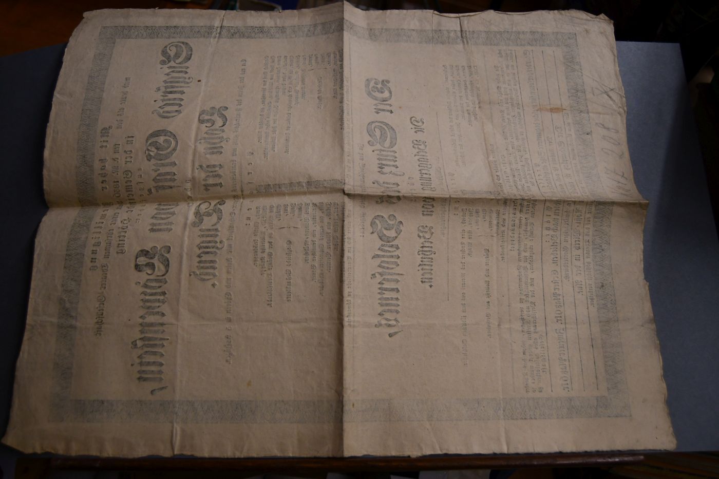 Mit hoher Bewilligung wird heute als den ten d.M. 1836 von einer ehrsamen Theater-Gesellschaft in der Gemeinde Hötting aufgeführt Siegfried Graf von Löwenstein oder Lohn der Tugend. Ein aus den Zeiten des Faustrechts ganz neu bearbeitetes Ritter-Schauspiel mit Arien und Chören in 5 Aufzügen. In den Zwischenakten wird gegeben Der Sturz des Holofernes, oder Die Belagerung von Bethulien. Ein Singspiel in 3 Abteilungen.