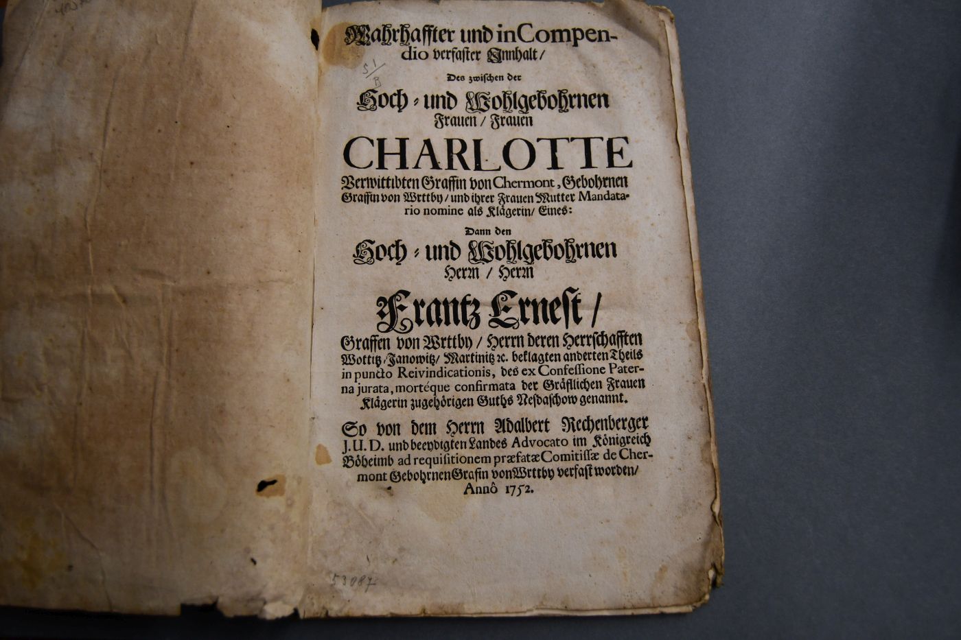 Wahrhaffter und inCompendio verfaster Innhalt - Des zwischen der Hoch- und Wohlgeborenen Frauen - Frauen Charlotte Verwittibten Graffin von Chermont, Gebornen Graffin von Wrttby - und ihrer Frawen Mutter Mandatario nomine als Klägerin - Eines Dann den Hoch- und Wohlgebornen Herrn - Herrn Frantz Ernest - Graffen von Wrttby - Herren deren Herrschafften Wottitz, Janowitz, Martinitz etc. beclagten anderten Theils in puncto Reivindicationis, des ex Confessione Paterna jurata, morteque confirmata der Gräflichen Frauen Klägerin zugehörigen Guths Nesdaschow genannt. So von dem Herrn Adalbert Rechenberger J.U.D. und beeydigten Landes Advocato im Königreich Böheimb ad requisitionem praefatae Comitissae de Chermont Gebohrnen Grafin von Wrttby verfast worden - Anno 1752.
