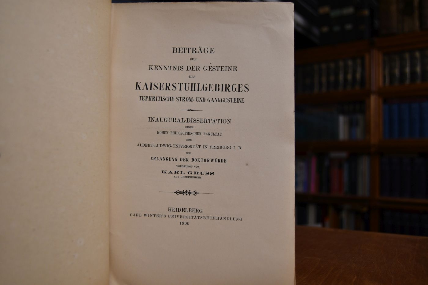 Beiträge zur Kenntnis der Gesteine des Kaiserstuhlgebirges. Tephritische Strom- und Ganggesteine.