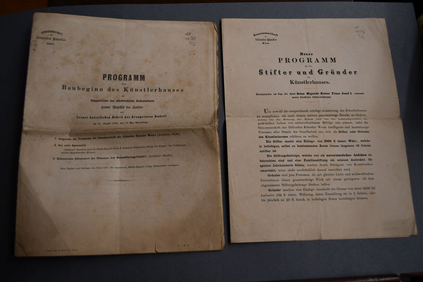 Programm zum Baubeginn des Künstlerhauses als Doppel-Feier der allerhöchsten Geburtsfeste Seiner Majestät des Kaisers und Seiner kaiserlichen Hoheit des Kronprinzen Rudolf am 21. August 1865, um 10 Uhr Vormittags. Beiliegend Neues Programm für die Stifter und Gründer des Künstlerhauses. Herausgegeben am Tage der durch seine Majestät Kaiser Franz Josef I. vorgenommenen feierlichen Schlusssteinlegung.