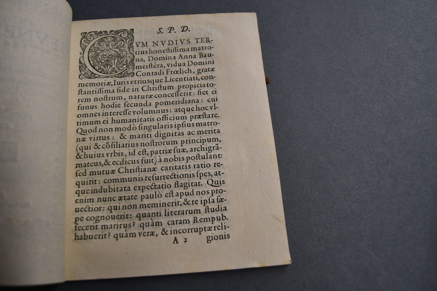 Indictio Fvneris Pientissimæ Matronæ Dominæ Annæ Baumeistéræ, viduæ D. Conradi Frœlich, piæ memoriæ, Iur. vtriusq[ue] Licentiati, Consiliarij Palatinorum Principum Neoburgicorum, &c.