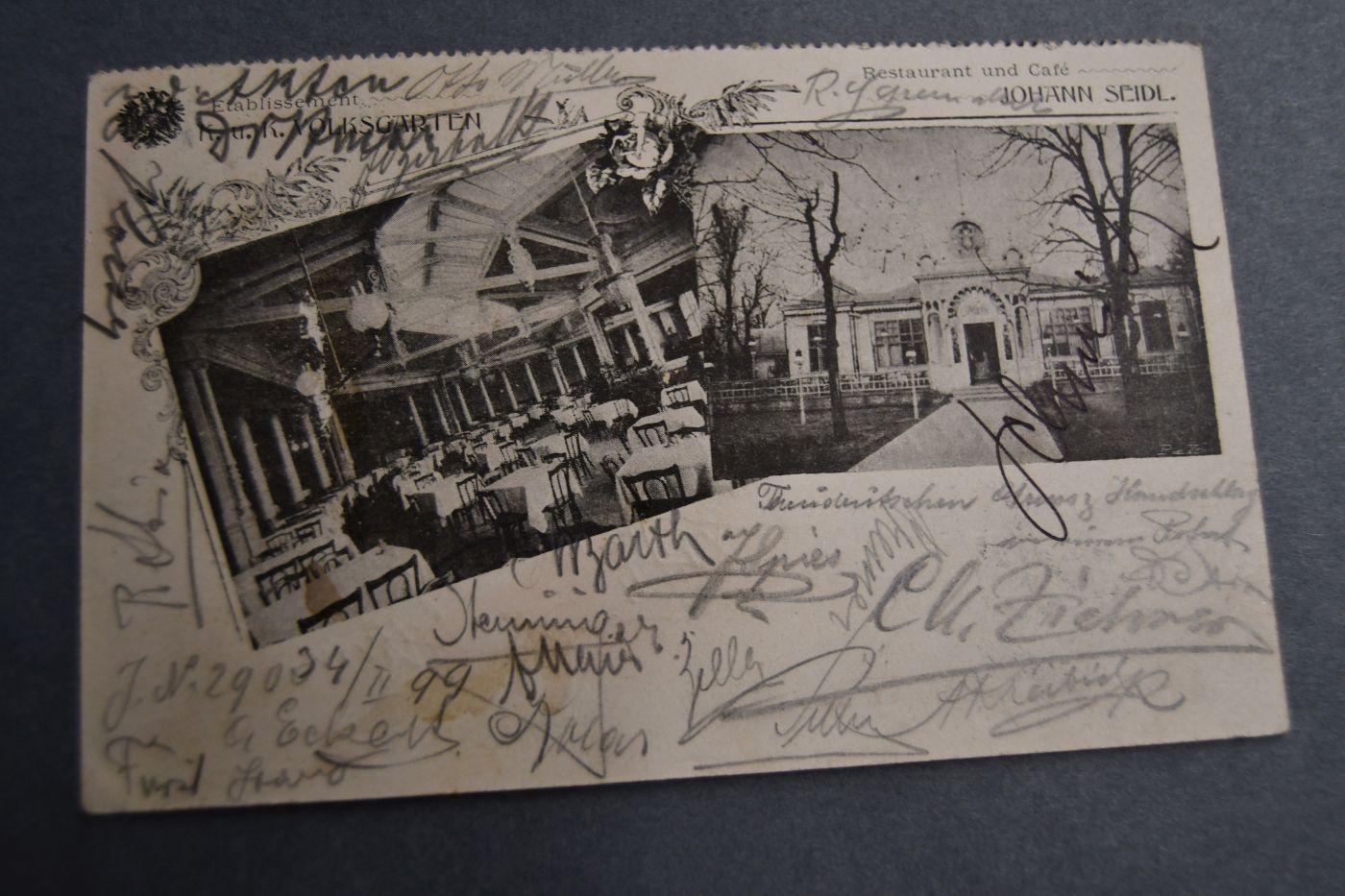 Gelaufene Bildpostkarte des Wiener Volksgartens auf der rund 20 Personen mit Bleistift unterschrieben haben, darunter auch der Komponist Carl Michael Ziehrer (1843-1922) vom 21. Dezember 1899.