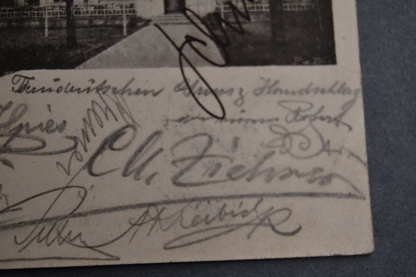 Gelaufene Bildpostkarte des Wiener Volksgartens auf der rund 20 Personen mit Bleistift unterschrieben haben, darunter auch der Komponist Carl Michael Ziehrer (1843-1922) vom 21. Dezember 1899.