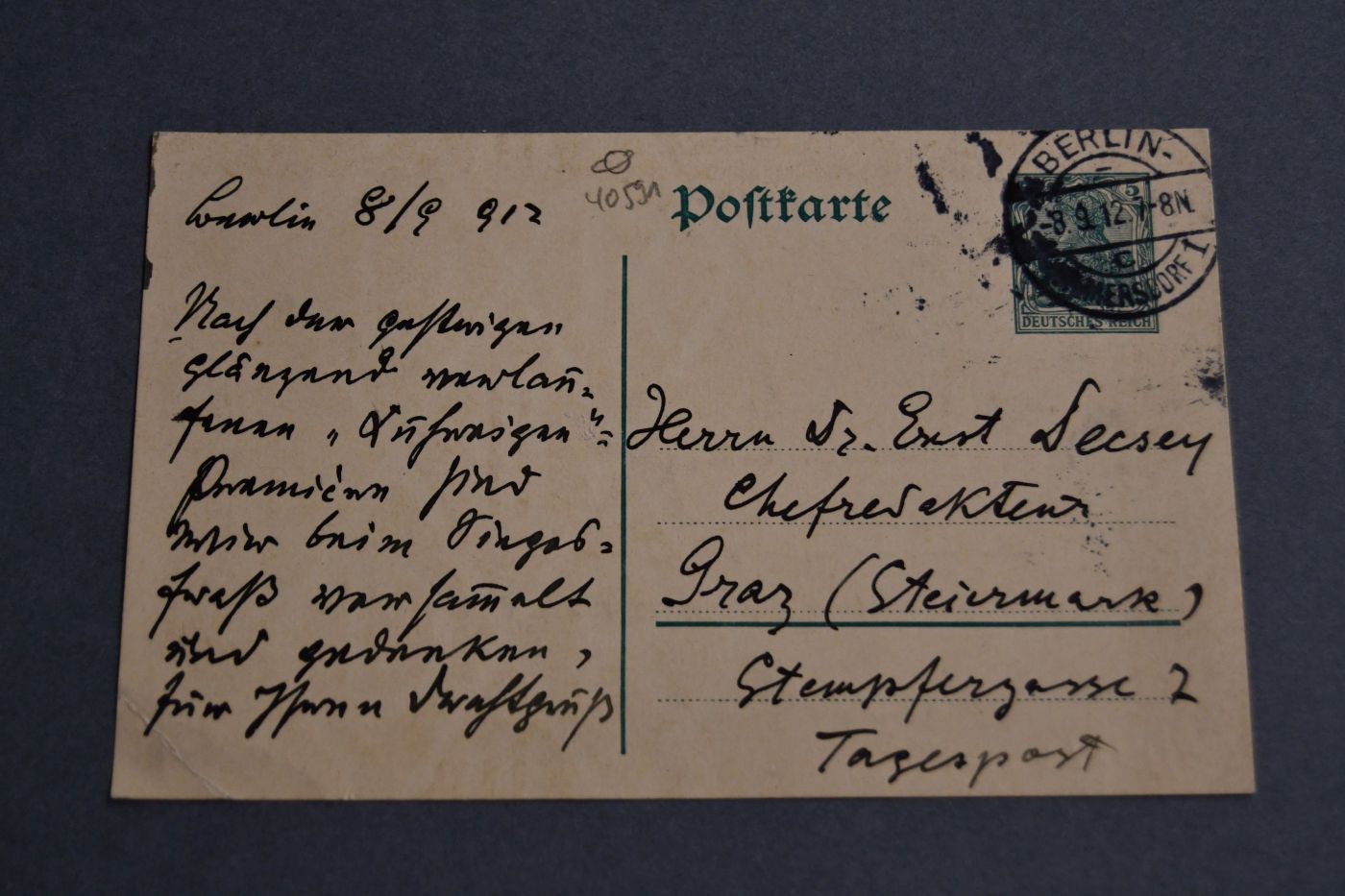 Postkarte an den Musikkritiker der Grazer Tagespost Dr. Ernst Descey mit 7 Unterschriften von Familienmitgliedern der Familie Kienzl vom 8. September 1912.