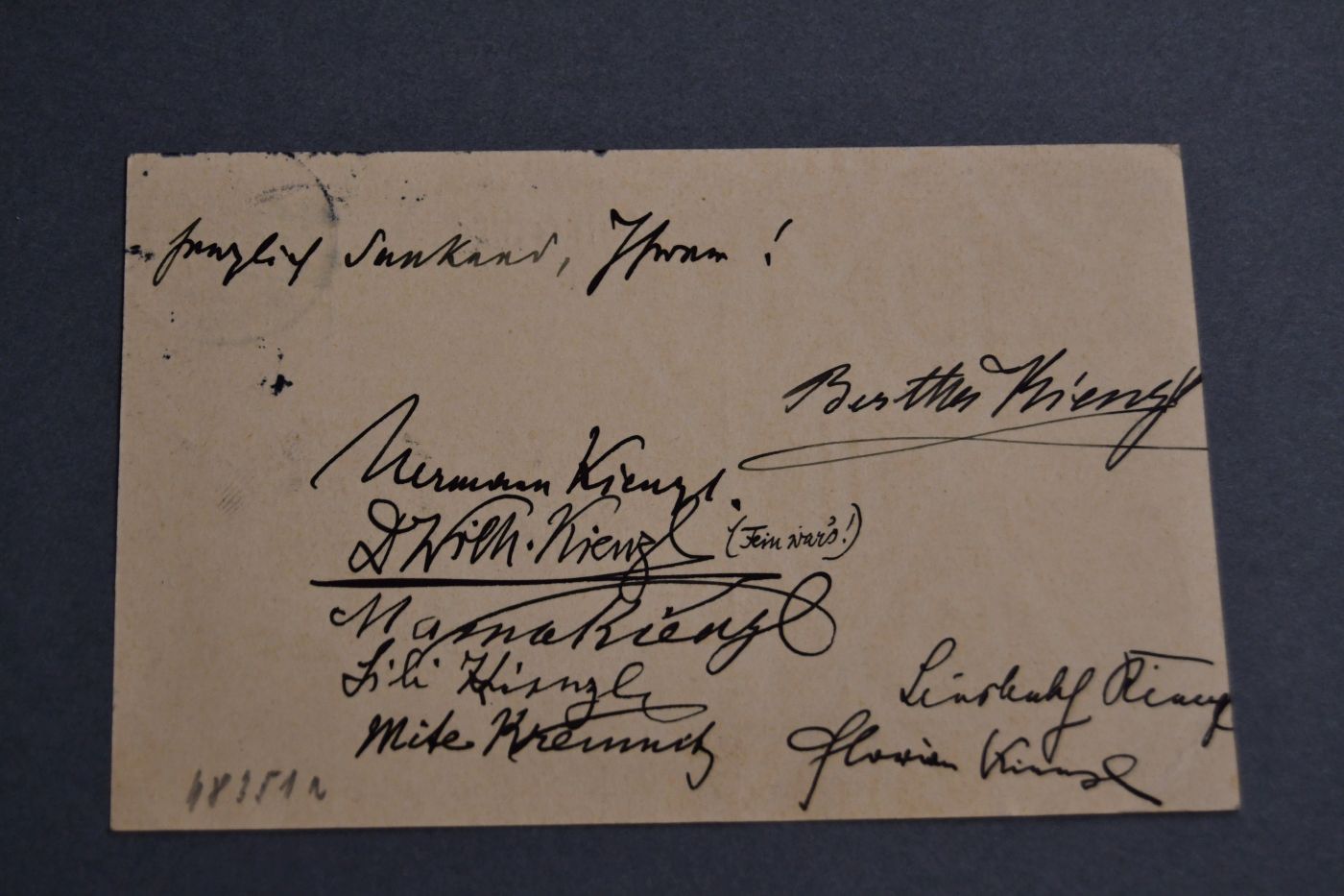 Postkarte an den Musikkritiker der Grazer Tagespost Dr. Ernst Descey mit 7 Unterschriften von Familienmitgliedern der Familie Kienzl vom 8. September 1912.