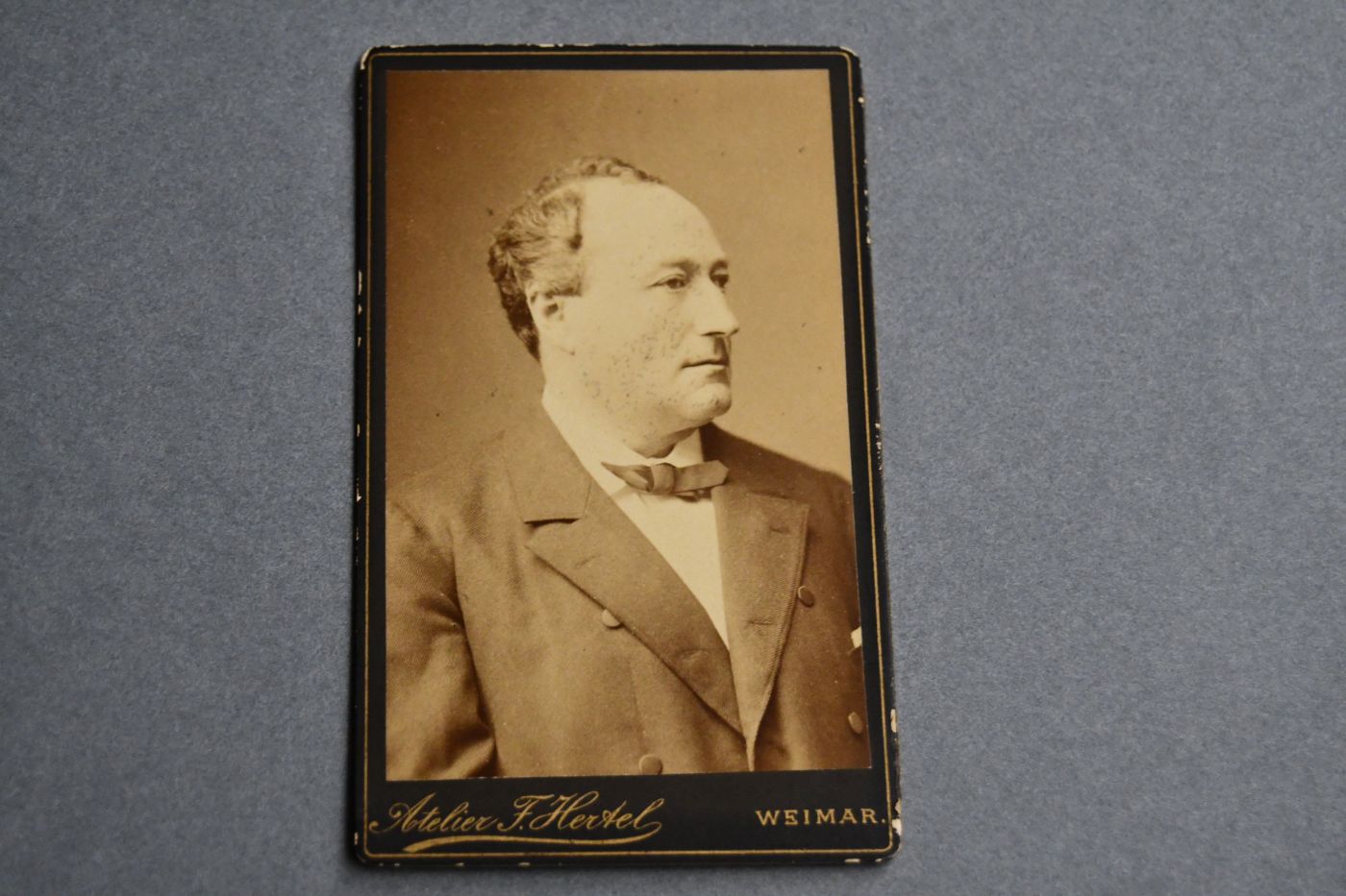 Photographie von August Kömpel (1831-1891) von Weimarer Photographen Friedrich Hertel. Auf der Rückseite eine handschriftliche Widmung von August Kömpel vom 1.11.1889 für Frau Capitain Peace.